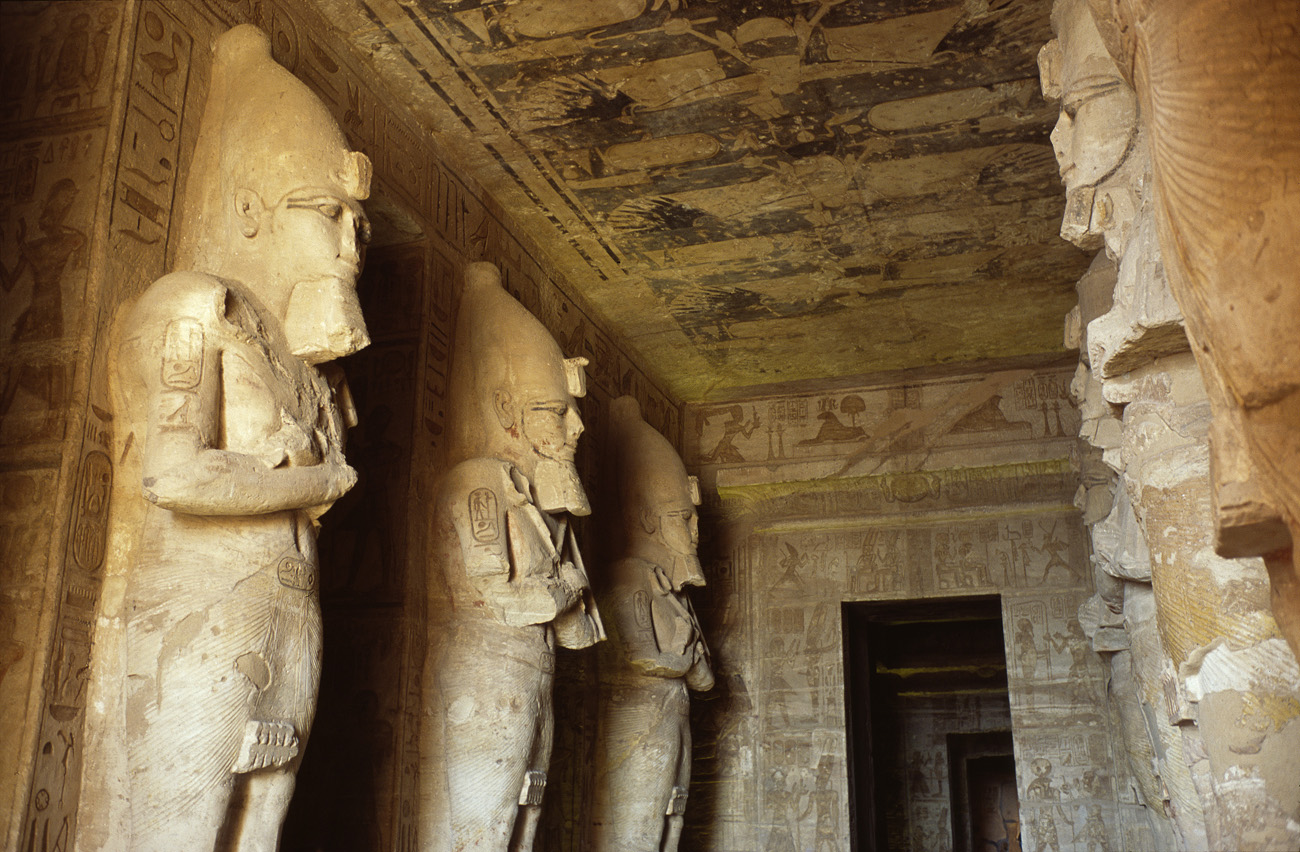 egyp09_10 abu simbel statues face a face.jpg - Abu Simbel  temple de Ramses II Provia 100 F